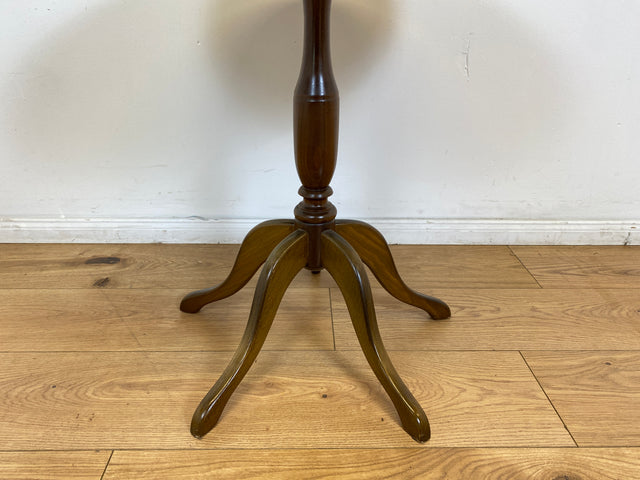 WMK # Eleganter und sehr gut erhaltener kleiner runder 60er Jahre Beistelltisch aus Nussbaum mit hübschem Mittelfuß # Tisch Couchtisch Ablage Blumentisch Salontisch Chippendale Stilmöbel Vintage