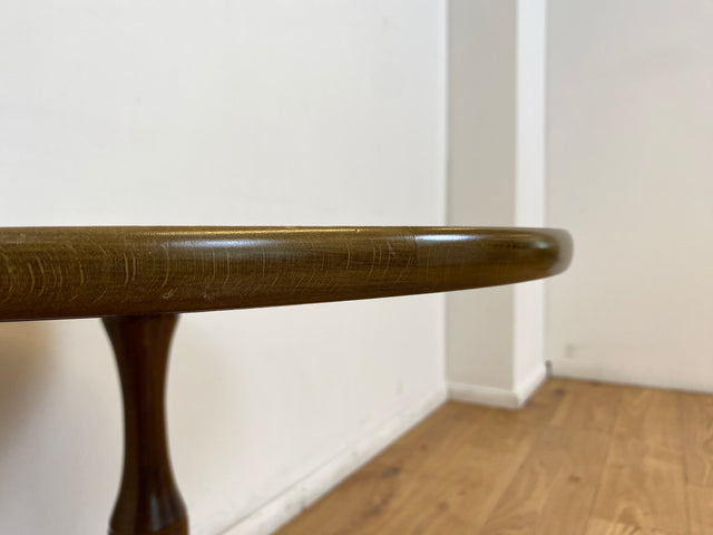 WMK # Eleganter und sehr gut erhaltener kleiner runder 60er Jahre Beistelltisch aus Nussbaum mit hübschem Mittelfuß # Tisch Couchtisch Ablage Blumentisch Salontisch Chippendale Stilmöbel Vintage