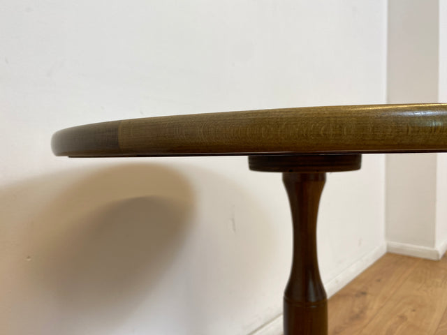 WMK # Eleganter und sehr gut erhaltener kleiner runder 60er Jahre Beistelltisch aus Nussbaum mit hübschem Mittelfuß # Tisch Couchtisch Ablage Blumentisch Salontisch Chippendale Stilmöbel Vintage