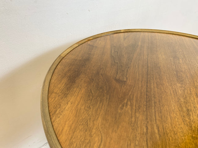 WMK # Eleganter und sehr gut erhaltener kleiner runder 60er Jahre Beistelltisch aus Nussbaum mit hübschem Mittelfuß # Tisch Couchtisch Ablage Blumentisch Salontisch Chippendale Stilmöbel Vintage