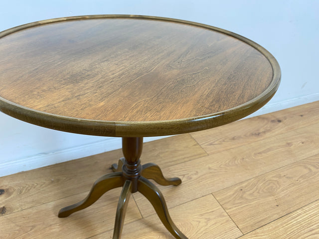 WMK # Eleganter und sehr gut erhaltener kleiner runder 60er Jahre Beistelltisch aus Nussbaum mit hübschem Mittelfuß # Tisch Couchtisch Ablage Blumentisch Salontisch Chippendale Stilmöbel Vintage