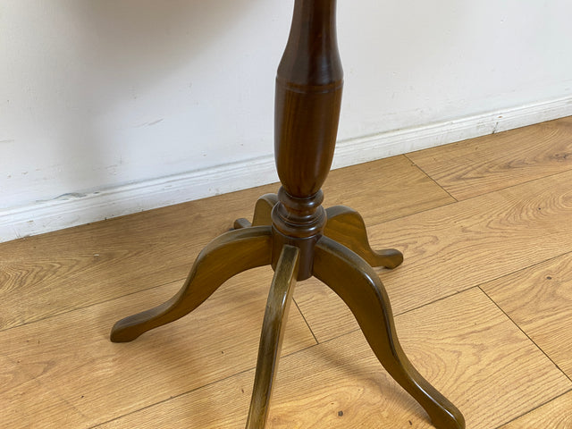 WMK # Eleganter und sehr gut erhaltener kleiner runder 60er Jahre Beistelltisch aus Nussbaum mit hübschem Mittelfuß # Tisch Couchtisch Ablage Blumentisch Salontisch Chippendale Stilmöbel Vintage