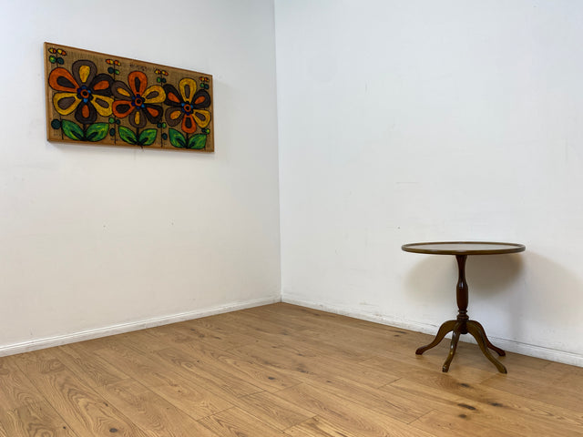 WMK # Eleganter und sehr gut erhaltener kleiner runder 60er Jahre Beistelltisch aus Nussbaum mit hübschem Mittelfuß # Tisch Couchtisch Ablage Blumentisch Salontisch Chippendale Stilmöbel Vintage