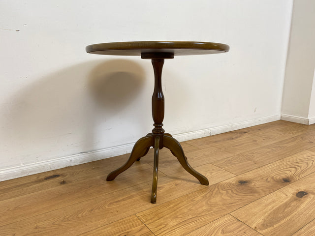 WMK # Eleganter und sehr gut erhaltener kleiner runder 60er Jahre Beistelltisch aus Nussbaum mit hübschem Mittelfuß # Tisch Couchtisch Ablage Blumentisch Salontisch Chippendale Stilmöbel Vintage
