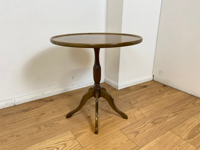 WMK # Eleganter und sehr gut erhaltener kleiner runder 60er Jahre Beistelltisch aus Nussbaum mit hübschem Mittelfuß # Tisch Couchtisch Ablage Blumentisch Salontisch Chippendale Stilmöbel Vintage
