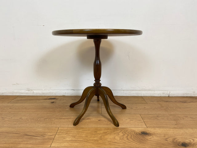 WMK # Eleganter und sehr gut erhaltener kleiner runder 60er Jahre Beistelltisch aus Nussbaum mit hübschem Mittelfuß # Tisch Couchtisch Ablage Blumentisch Salontisch Chippendale Stilmöbel Vintage