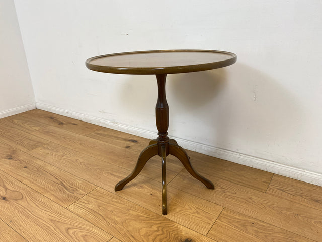 WMK # Eleganter und sehr gut erhaltener kleiner runder 60er Jahre Beistelltisch aus Nussbaum mit hübschem Mittelfuß # Tisch Couchtisch Ablage Blumentisch Salontisch Chippendale Stilmöbel Vintage