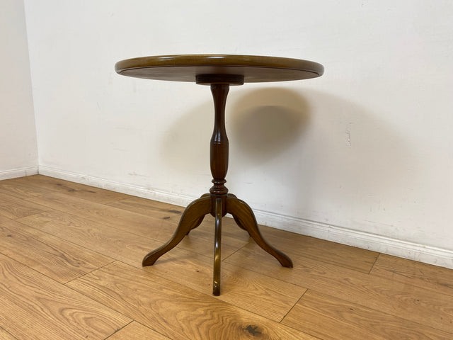 WMK # Eleganter und sehr gut erhaltener kleiner runder 60er Jahre Beistelltisch aus Nussbaum mit hübschem Mittelfuß # Tisch Couchtisch Ablage Blumentisch Salontisch Chippendale Stilmöbel Vintage