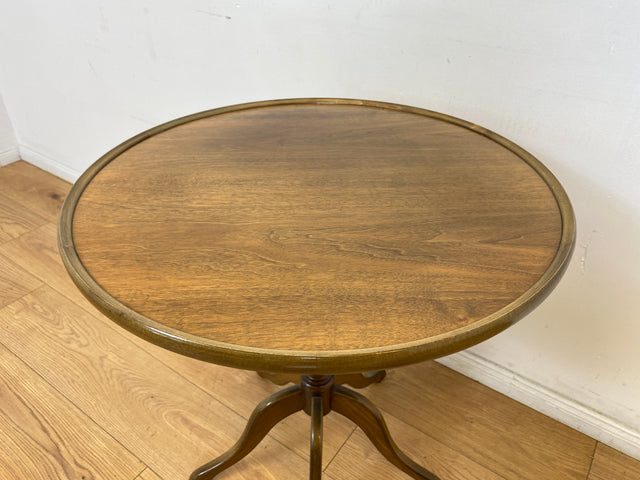 WMK # Eleganter und sehr gut erhaltener kleiner runder 60er Jahre Beistelltisch aus Nussbaum mit hübschem Mittelfuß # Tisch Couchtisch Ablage Blumentisch Salontisch Chippendale Stilmöbel Vintage