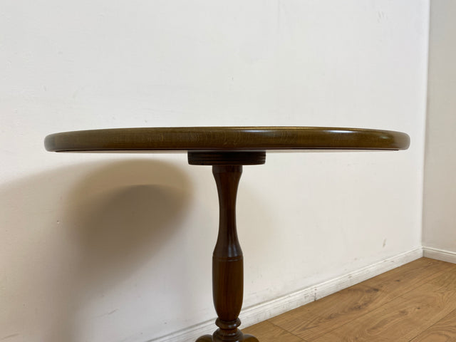 WMK # Eleganter und sehr gut erhaltener kleiner runder 60er Jahre Beistelltisch aus Nussbaum mit hübschem Mittelfuß # Tisch Couchtisch Ablage Blumentisch Salontisch Chippendale Stilmöbel Vintage