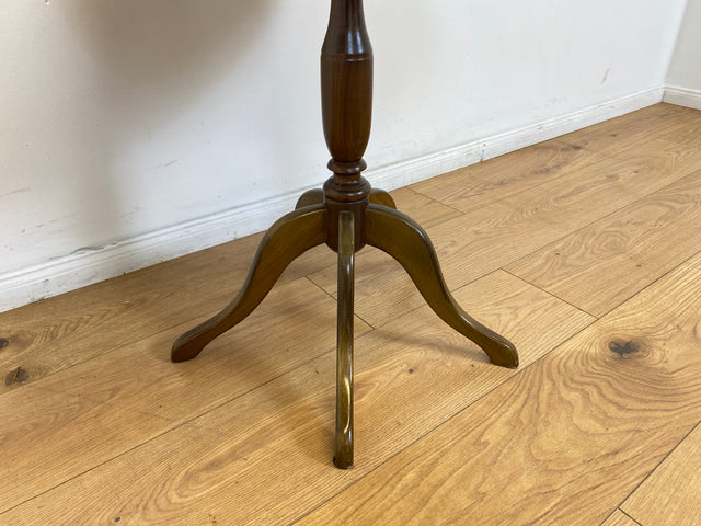 WMK # Eleganter und sehr gut erhaltener kleiner runder 60er Jahre Beistelltisch aus Nussbaum mit hübschem Mittelfuß # Tisch Couchtisch Ablage Blumentisch Salontisch Chippendale Stilmöbel Vintage