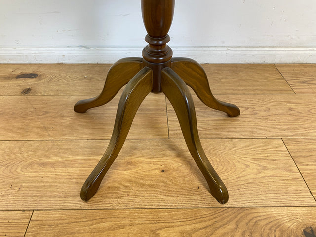 WMK # Eleganter und sehr gut erhaltener kleiner runder 60er Jahre Beistelltisch aus Nussbaum mit hübschem Mittelfuß # Tisch Couchtisch Ablage Blumentisch Salontisch Chippendale Stilmöbel Vintage