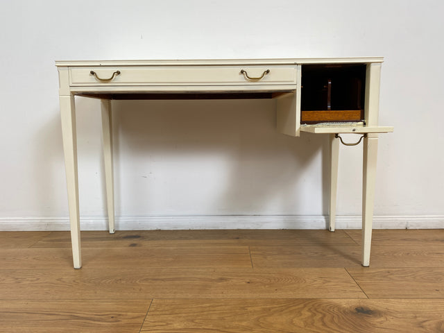 WMK # Sehr hübscher & gut erhaltener kleiner weißer 60er Jahre skandinavischer Schreibtisch , freistellend, mit tollen Messinggriffen # Desk Lady Sekretär Schminktisch Frisiertisch Mid-Century Vintage