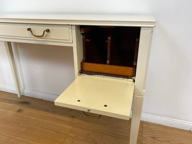 WMK # Sehr hübscher & gut erhaltener kleiner weißer 60er Jahre skandinavischer Schreibtisch , freistellend, mit tollen Messinggriffen # Desk Lady Sekretär Schminktisch Frisiertisch Mid-Century Vintage