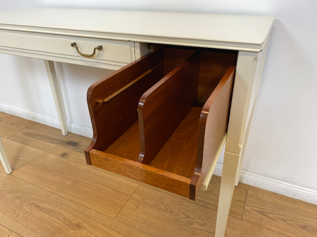 WMK # Sehr hübscher & gut erhaltener kleiner weißer 60er Jahre skandinavischer Schreibtisch , freistellend, mit tollen Messinggriffen # Desk Lady Sekretär Schminktisch Frisiertisch Mid-Century Vintage