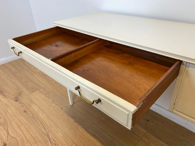 WMK # Sehr hübscher & gut erhaltener kleiner weißer 60er Jahre skandinavischer Schreibtisch , freistellend, mit tollen Messinggriffen # Desk Lady Sekretär Schminktisch Frisiertisch Mid-Century Vintage