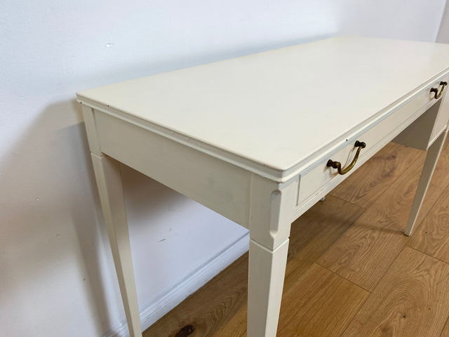 WMK # Sehr hübscher & gut erhaltener kleiner weißer 60er Jahre skandinavischer Schreibtisch , freistellend, mit tollen Messinggriffen # Desk Lady Sekretär Schminktisch Frisiertisch Mid-Century Vintage