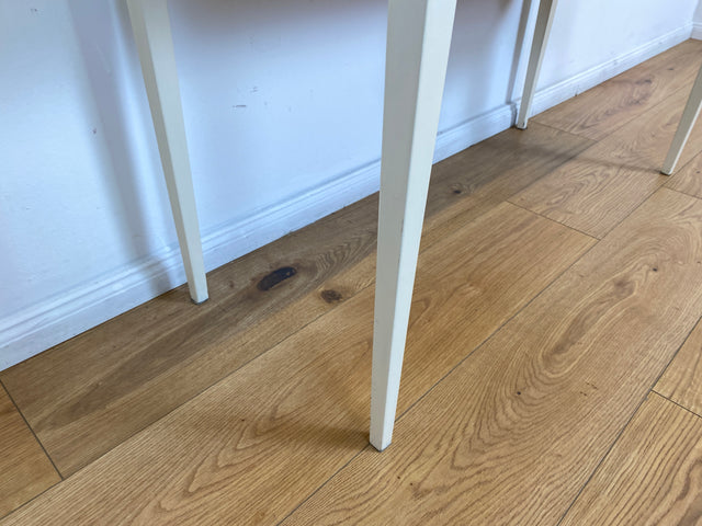 WMK # Sehr hübscher & gut erhaltener kleiner weißer 60er Jahre skandinavischer Schreibtisch , freistellend, mit tollen Messinggriffen # Desk Lady Sekretär Schminktisch Frisiertisch Mid-Century Vintage