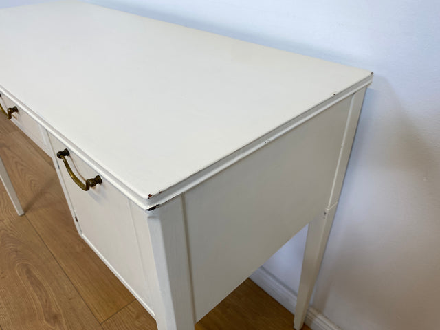 WMK # Sehr hübscher & gut erhaltener kleiner weißer 60er Jahre skandinavischer Schreibtisch , freistellend, mit tollen Messinggriffen # Desk Lady Sekretär Schminktisch Frisiertisch Mid-Century Vintage