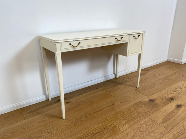 WMK # Sehr hübscher & gut erhaltener kleiner weißer 60er Jahre skandinavischer Schreibtisch , freistellend, mit tollen Messinggriffen # Desk Lady Sekretär Schminktisch Frisiertisch Mid-Century Vintage