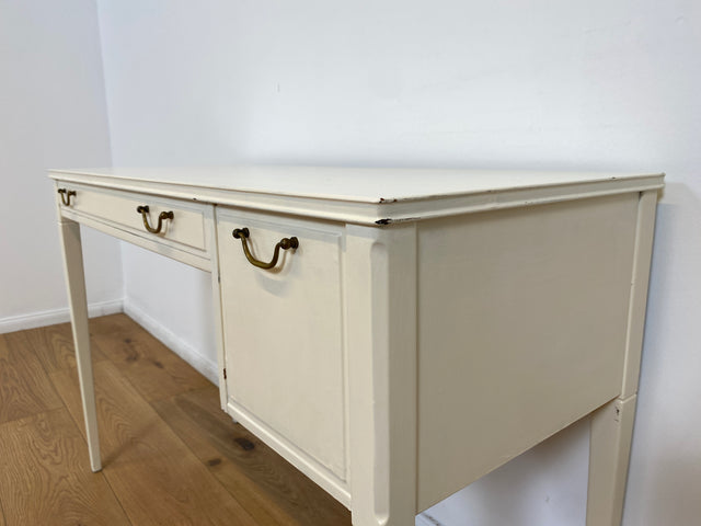 WMK # Sehr hübscher & gut erhaltener kleiner weißer 60er Jahre skandinavischer Schreibtisch , freistellend, mit tollen Messinggriffen # Desk Lady Sekretär Schminktisch Frisiertisch Mid-Century Vintage