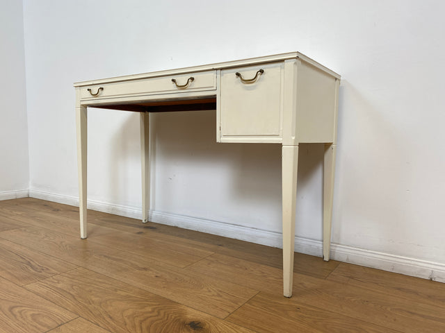WMK # Sehr hübscher & gut erhaltener kleiner weißer 60er Jahre skandinavischer Schreibtisch , freistellend, mit tollen Messinggriffen # Desk Lady Sekretär Schminktisch Frisiertisch Mid-Century Vintage