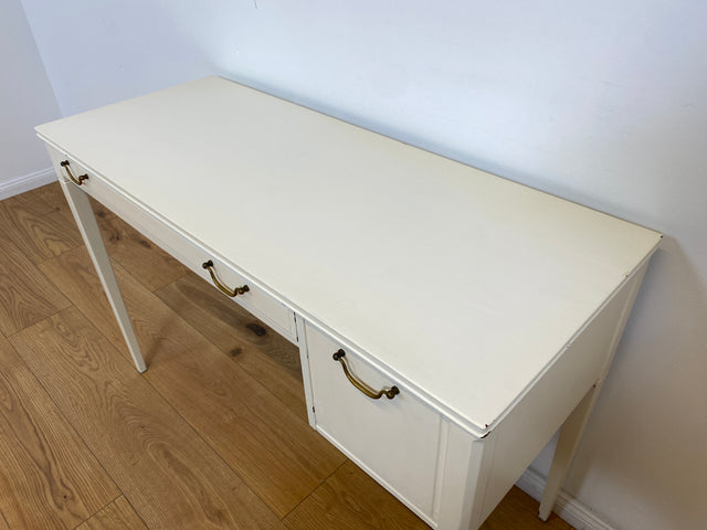 WMK # Sehr hübscher & gut erhaltener kleiner weißer 60er Jahre skandinavischer Schreibtisch , freistellend, mit tollen Messinggriffen # Desk Lady Sekretär Schminktisch Frisiertisch Mid-Century Vintage