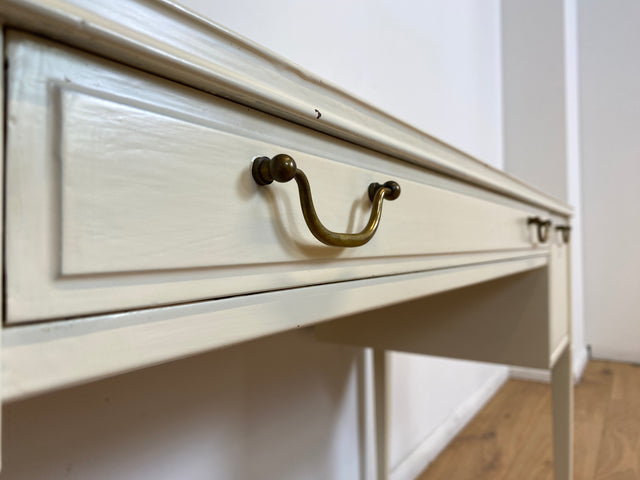 WMK # Sehr hübscher & gut erhaltener kleiner weißer 60er Jahre skandinavischer Schreibtisch , freistellend, mit tollen Messinggriffen # Desk Lady Sekretär Schminktisch Frisiertisch Mid-Century Vintage