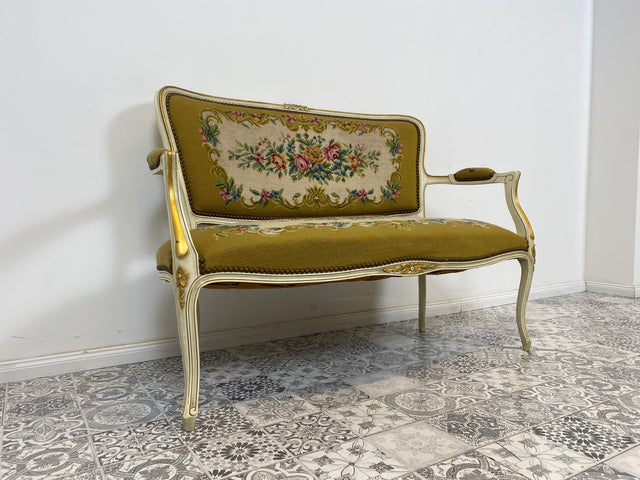 WMK# Elegantes kleines 2-Sitzer Sofa aus 1960ern im Stile des Louis XV mit weiß-goldem Holzrahmen, floralem Gobelin Bezug & Federkern I Couch Bank Sitzbank Sitzgarnitur Chippendale Stilmöbel Vintage