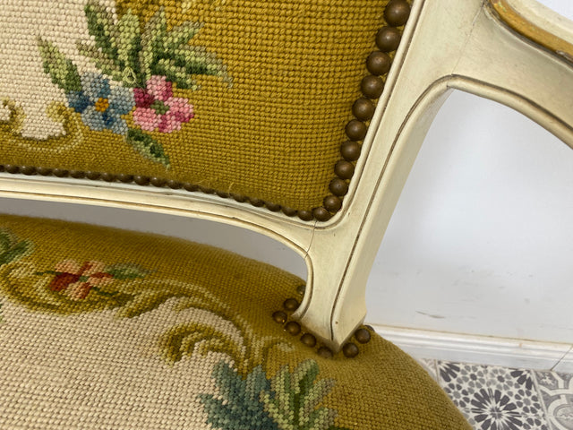 WMK# Elegantes kleines 2-Sitzer Sofa aus 1960ern im Stile des Louis XV mit weiß-goldem Holzrahmen, floralem Gobelin Bezug & Federkern I Couch Bank Sitzbank Sitzgarnitur Chippendale Stilmöbel Vintage