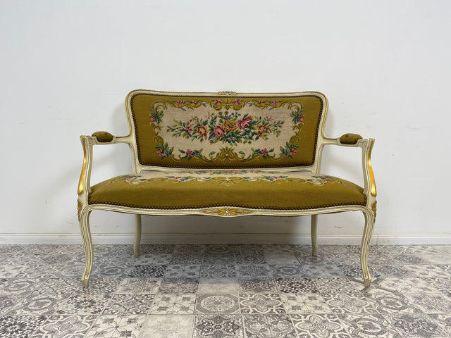 WMK# Elegantes kleines 2-Sitzer Sofa aus 1960ern im Stile des Louis XV mit weiß-goldem Holzrahmen, floralem Gobelin Bezug & Federkern I Couch Bank Sitzbank Sitzgarnitur Chippendale Stilmöbel Vintage