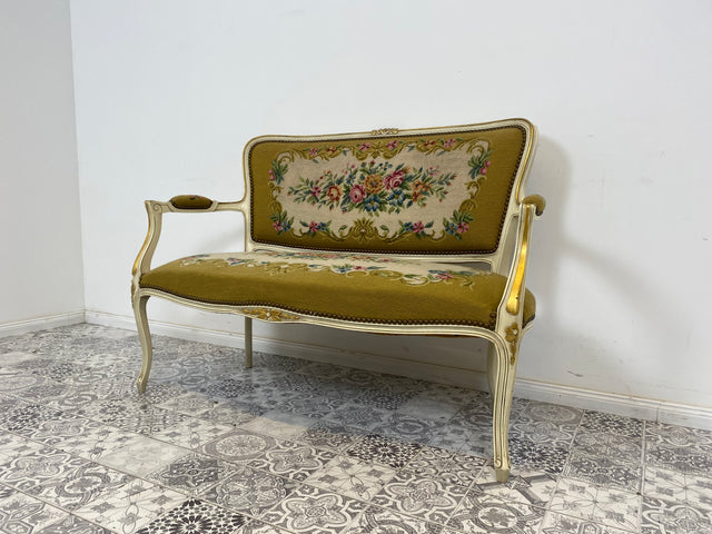 WMK# Elegantes kleines 2-Sitzer Sofa aus 1960ern im Stile des Louis XV mit weiß-goldem Holzrahmen, floralem Gobelin Bezug & Federkern I Couch Bank Sitzbank Sitzgarnitur Chippendale Stilmöbel Vintage