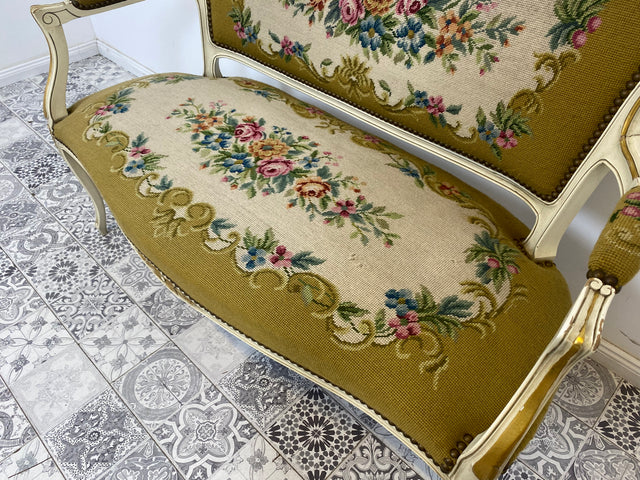 WMK# Elegantes kleines 2-Sitzer Sofa aus 1960ern im Stile des Louis XV mit weiß-goldem Holzrahmen, floralem Gobelin Bezug & Federkern I Couch Bank Sitzbank Sitzgarnitur Chippendale Stilmöbel Vintage
