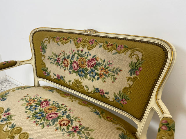 WMK# Elegantes kleines 2-Sitzer Sofa aus 1960ern im Stile des Louis XV mit weiß-goldem Holzrahmen, floralem Gobelin Bezug & Federkern I Couch Bank Sitzbank Sitzgarnitur Chippendale Stilmöbel Vintage