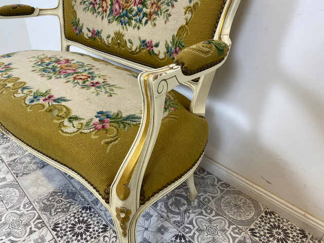 WMK# Elegantes kleines 2-Sitzer Sofa aus 1960ern im Stile des Louis XV mit weiß-goldem Holzrahmen, floralem Gobelin Bezug & Federkern I Couch Bank Sitzbank Sitzgarnitur Chippendale Stilmöbel Vintage