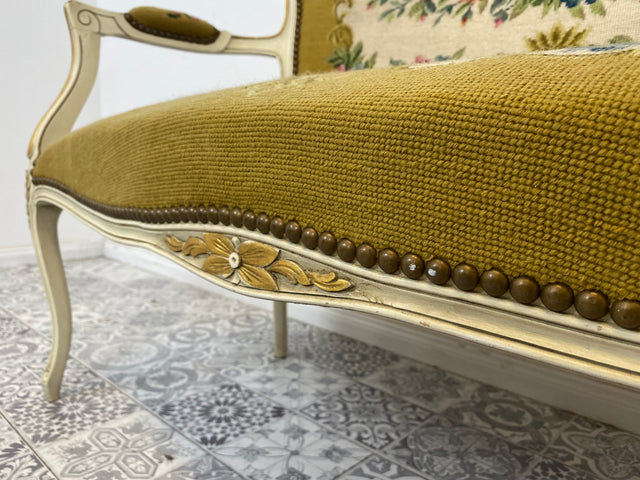 WMK# Elegantes kleines 2-Sitzer Sofa aus 1960ern im Stile des Louis XV mit weiß-goldem Holzrahmen, floralem Gobelin Bezug & Federkern I Couch Bank Sitzbank Sitzgarnitur Chippendale Stilmöbel Vintage
