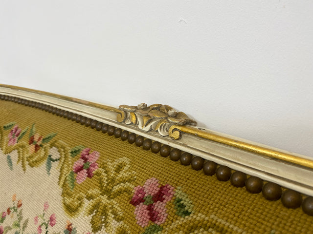 WMK# Elegantes kleines 2-Sitzer Sofa aus 1960ern im Stile des Louis XV mit weiß-goldem Holzrahmen, floralem Gobelin Bezug & Federkern I Couch Bank Sitzbank Sitzgarnitur Chippendale Stilmöbel Vintage