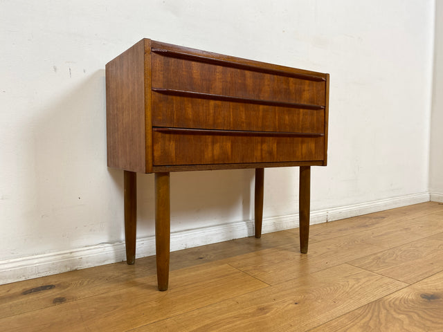WMK I Stilvolle kleine skandinavische Mid-Century Kommode in Teak Holz mit Schubladen I Schränkchen Sideboard Lowboard Nachttisch Nachtkommode Wäsche Flur Danish Design Vintage Berlin Hamburg Leipzig