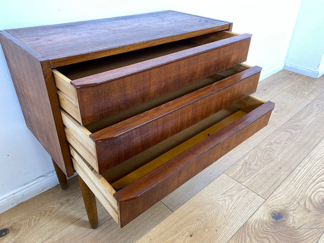WMK I Stilvolle kleine skandinavische Mid-Century Kommode in Teak Holz mit Schubladen I Schränkchen Sideboard Lowboard Nachttisch Nachtkommode Wäsche Flur Danish Design Vintage Berlin Hamburg Leipzig