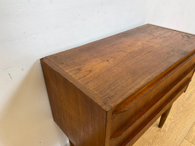 WMK I Stilvolle kleine skandinavische Mid-Century Kommode in Teak Holz mit Schubladen I Schränkchen Sideboard Lowboard Nachttisch Nachtkommode Wäsche Flur Danish Design Vintage Berlin Hamburg Leipzig
