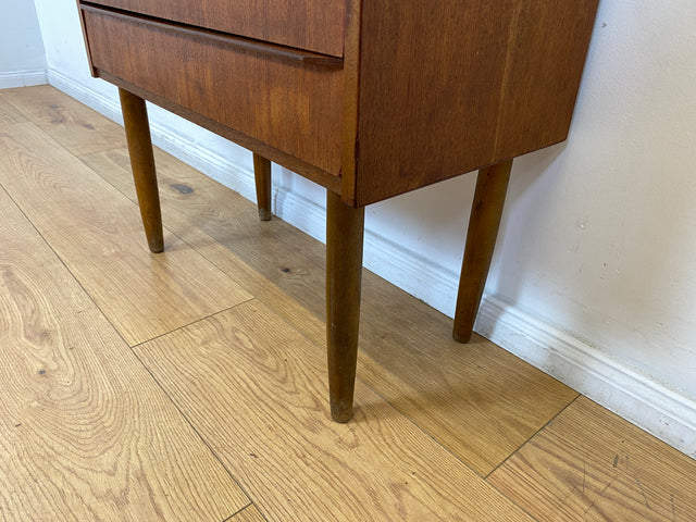 WMK I Stilvolle kleine skandinavische Mid-Century Kommode in Teak Holz mit Schubladen I Schränkchen Sideboard Lowboard Nachttisch Nachtkommode Wäsche Flur Danish Design Vintage Berlin Hamburg Leipzig