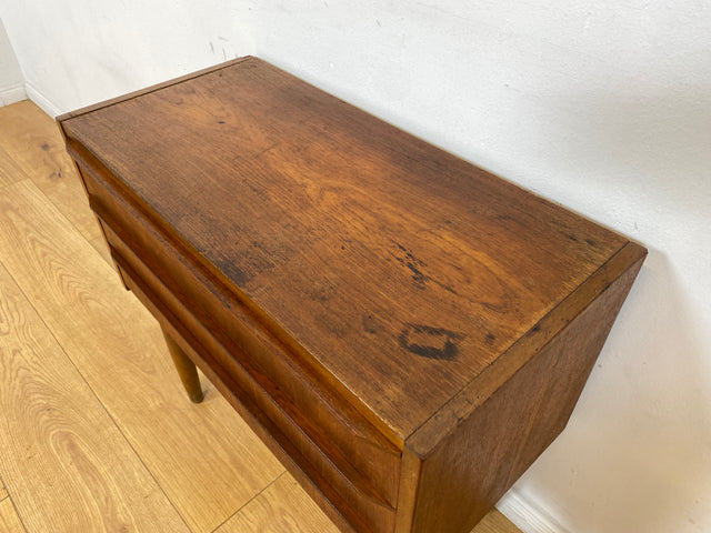 WMK I Stilvolle kleine skandinavische Mid-Century Kommode in Teak Holz mit Schubladen I Schränkchen Sideboard Lowboard Nachttisch Nachtkommode Wäsche Flur Danish Design Vintage Berlin Hamburg Leipzig