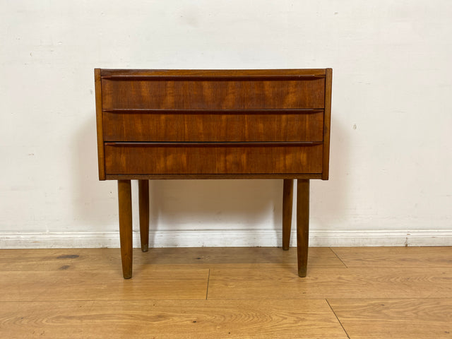 WMK I Stilvolle kleine skandinavische Mid-Century Kommode in Teak Holz mit Schubladen I Schränkchen Sideboard Lowboard Nachttisch Nachtkommode Wäsche Flur Danish Design Vintage Berlin Hamburg Leipzig