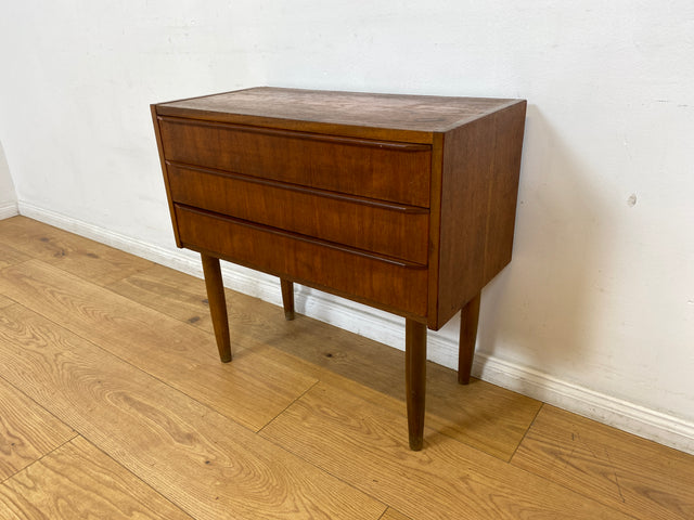 WMK I Stilvolle kleine skandinavische Mid-Century Kommode in Teak Holz mit Schubladen I Schränkchen Sideboard Lowboard Nachttisch Nachtkommode Wäsche Flur Danish Design Vintage Berlin Hamburg Leipzig