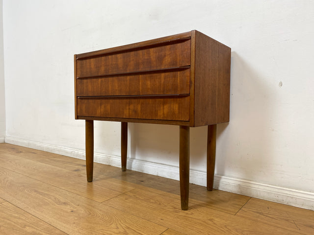 WMK I Stilvolle kleine skandinavische Mid-Century Kommode in Teak Holz mit Schubladen I Schränkchen Sideboard Lowboard Nachttisch Nachtkommode Wäsche Flur Danish Design Vintage Berlin Hamburg Leipzig