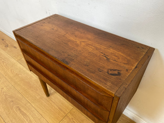 WMK I Stilvolle kleine skandinavische Mid-Century Kommode in Teak Holz mit Schubladen I Schränkchen Sideboard Lowboard Nachttisch Nachtkommode Wäsche Flur Danish Design Vintage Berlin Hamburg Leipzig