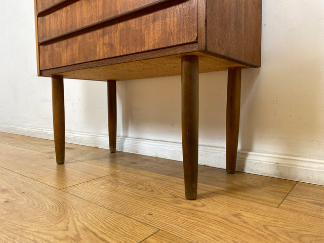 WMK I Stilvolle kleine skandinavische Mid-Century Kommode in Teak Holz mit Schubladen I Schränkchen Sideboard Lowboard Nachttisch Nachtkommode Wäsche Flur Danish Design Vintage Berlin Hamburg Leipzig