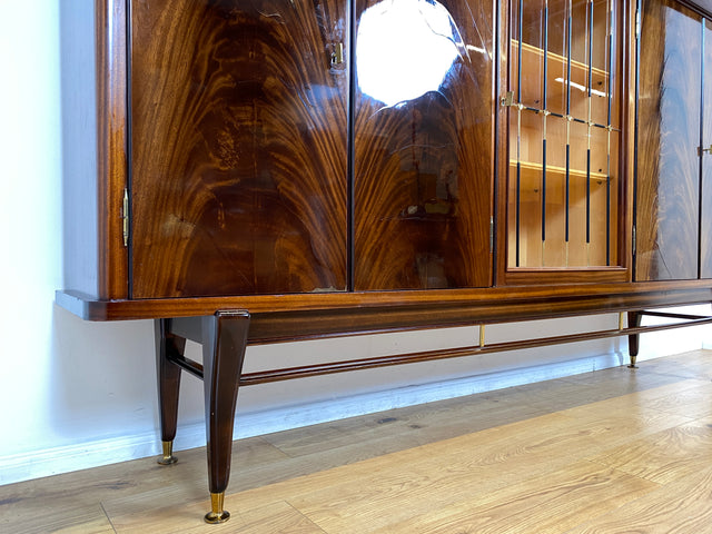 WMK I Besonders schöner dunkler & langer Mid-Century Wohnzimmerschrank mit Vitrine, Bar & Schubladen I Schrank Highboard Sideboard Anrichte Vintage 50er 6er Rockabilly Berlin Leipzig Stuttgart Bremen