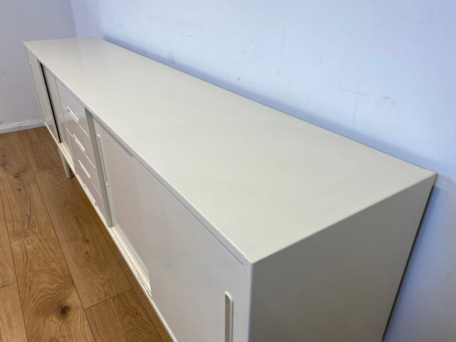WMK I Stilvolles langes skandinavisches 60er Jahre Sideboard, Vollholz weiß lackiert, mit Schiebetüren I Kommode Schrank Anrichte Bank Vintage Danish Design Mid-Century Berlin Köln Hamburg