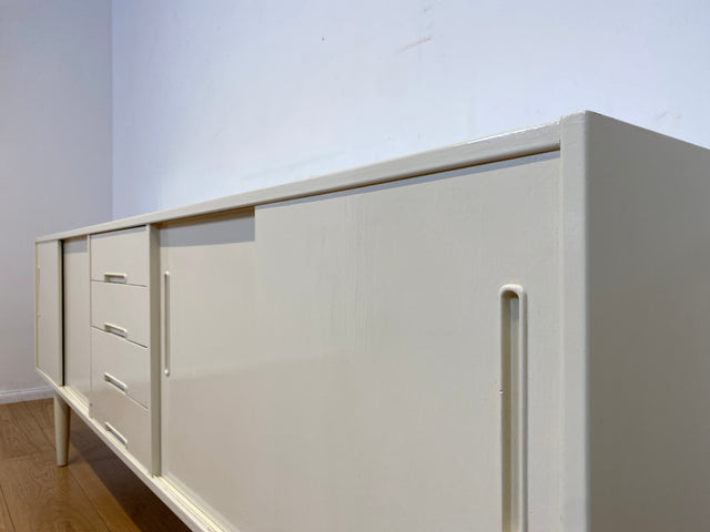 WMK I Stilvolles langes skandinavisches 60er Jahre Sideboard, Vollholz weiß lackiert, mit Schiebetüren I Kommode Schrank Anrichte Bank Vintage Danish Design Mid-Century Berlin Köln Hamburg